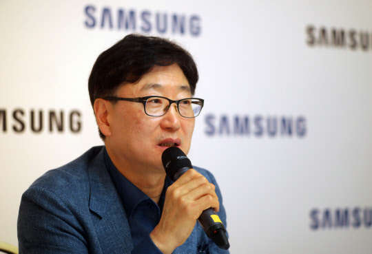 윤부근 삼성전자 CE부문 사장이 1일 IFA 2016이 열리는 독일 베를린의 한 호텔에서 기자간담회를 열고 퀀텀닷을 앞세워 10년 동안 미래 디스플레이 시장을 이끌겠다고 강조하고 있다. <삼성전자 제공>